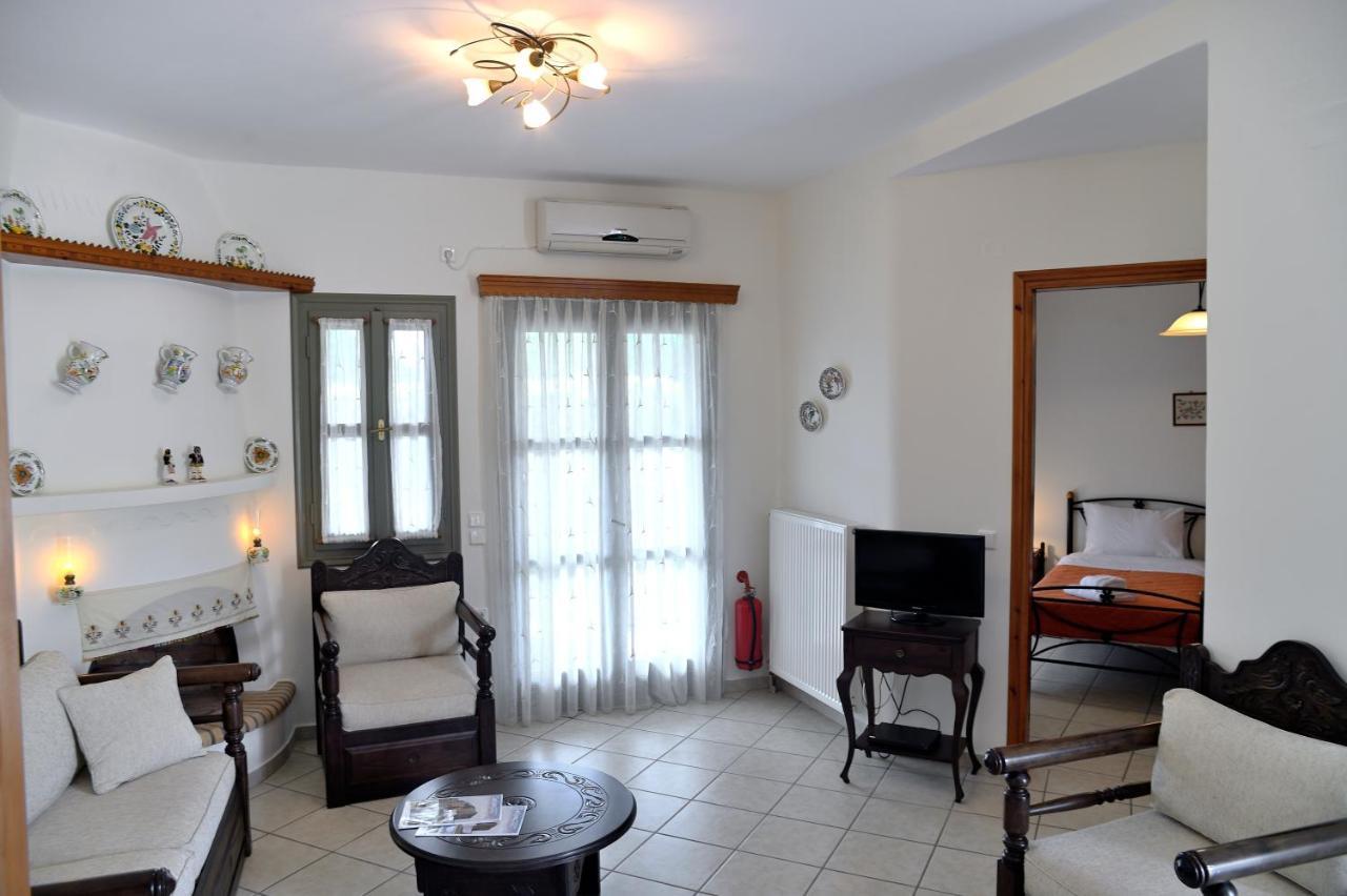 To Pithari Apartment Skyros